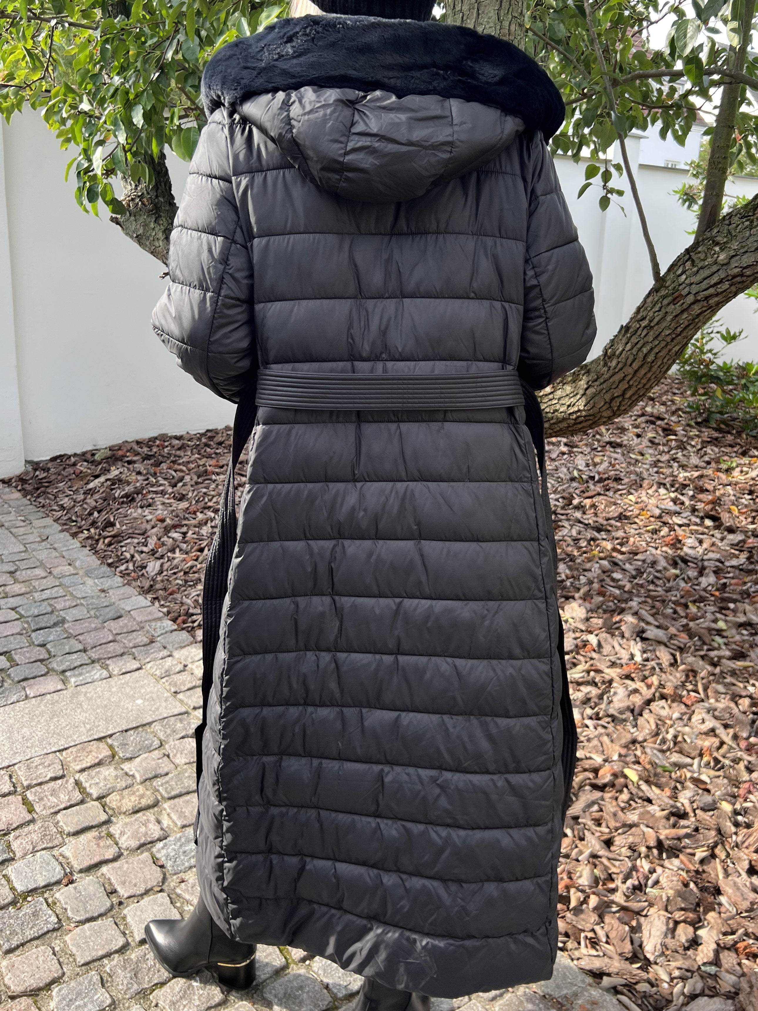 Adriana - Lang sort dynejakke med faux fur kant